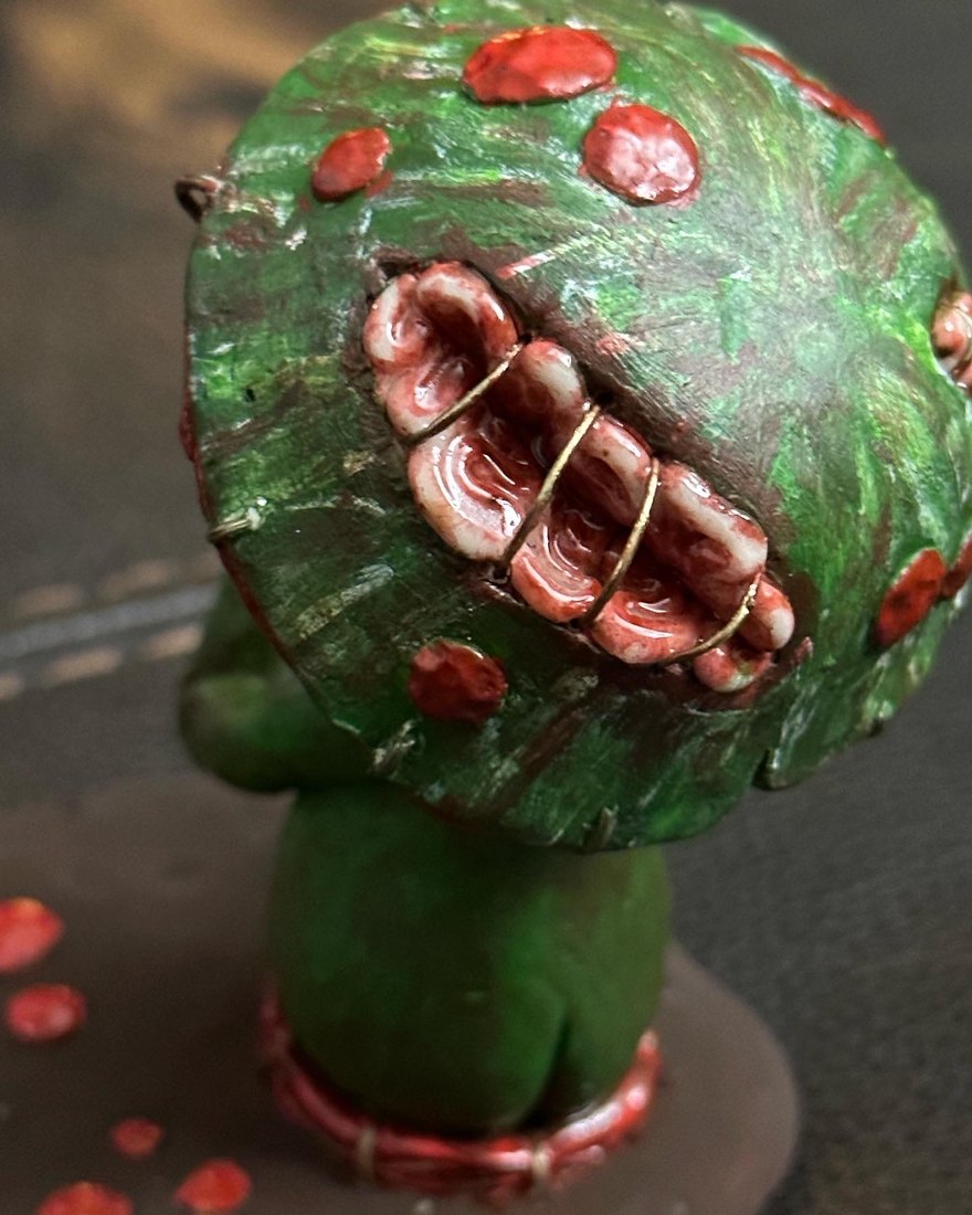 The cap close up, its underside lined with teeth