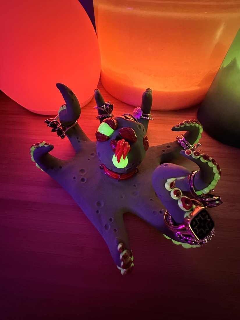 The same figure under coloured lamps