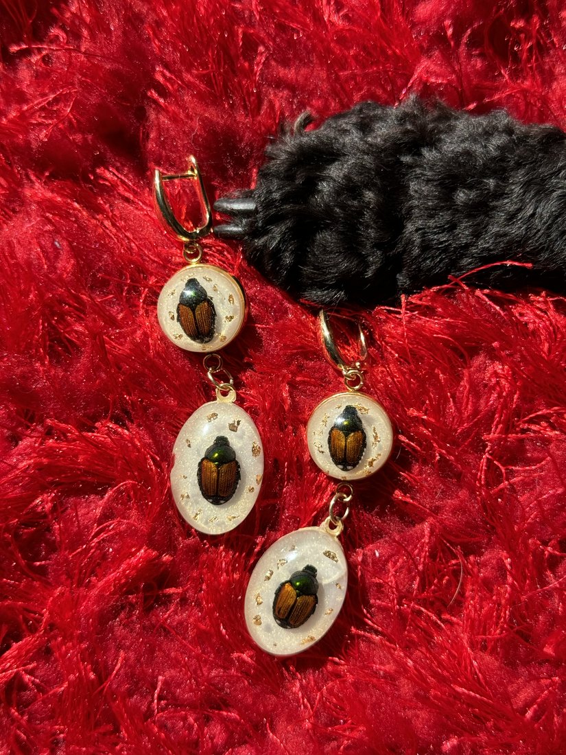 A beetle chain on red fur